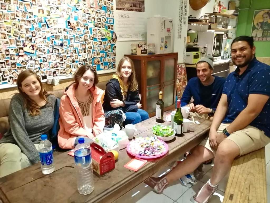 Fuqi Hostel - Yuanqi Tainan Bagian luar foto