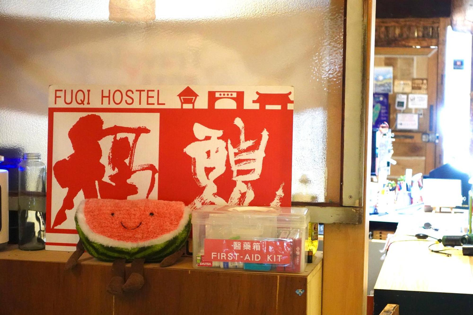 Fuqi Hostel - Yuanqi Tainan Bagian luar foto